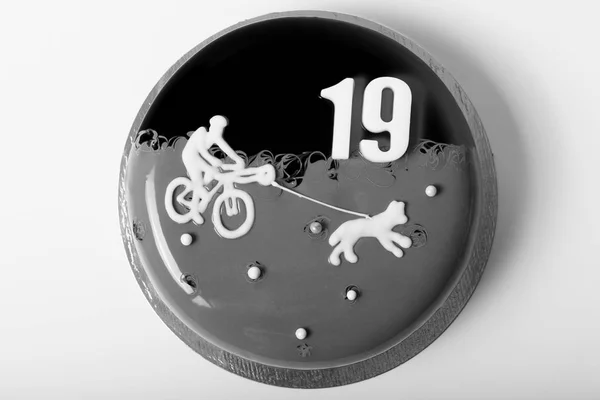 Домашний яркий торт из мусса с зеркальной глазурью. Тема велосипедного джоринга . — стоковое фото
