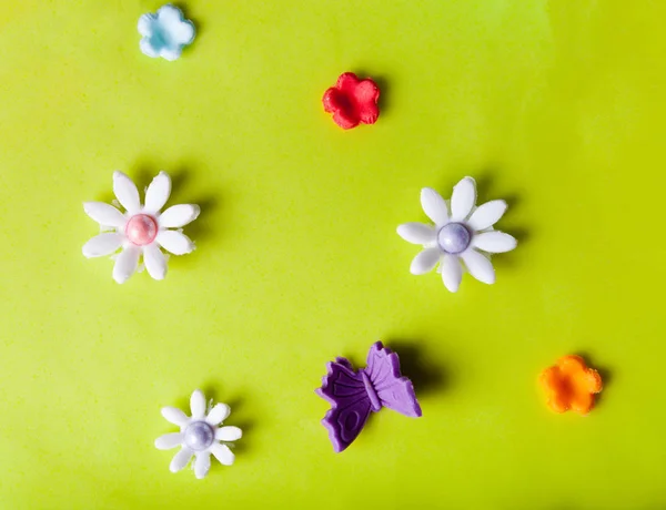 Hausgemachte Torte mit Mastix zum Kindergeburtstag auf schwarzem Bac — Stockfoto