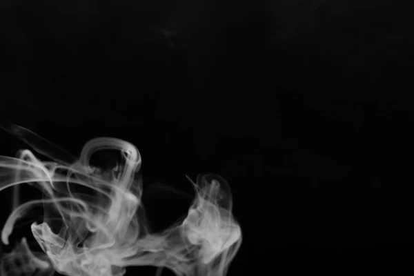 Moln av rök på svart bakgrund. Selektiv inriktning — Stockfoto