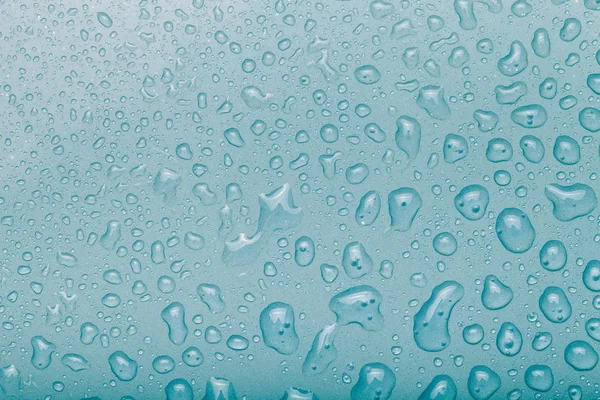 Gotas de água em um fundo a cores. Azul. Foco seletivo. Tonelada — Fotografia de Stock