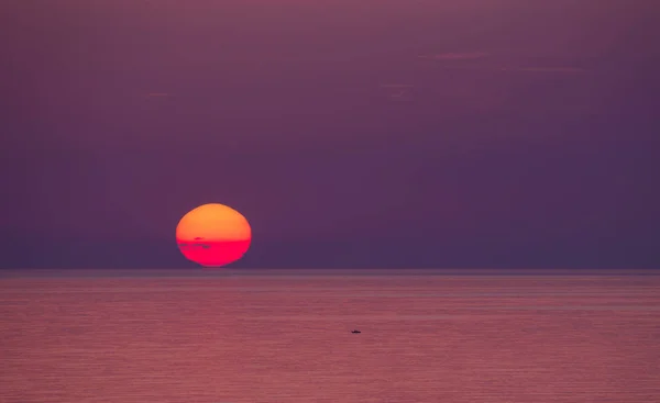 Beau coucher de soleil sur la mer Méditerranée — Photo