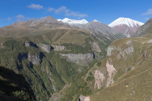 Wunderschöne herbstliche Berglandschaft in Georgien — Stockfoto