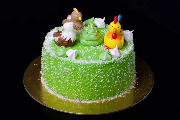 Zelfgemaakte cake met Nieuwjaar decor op een zwarte achtergrond — Stockfoto