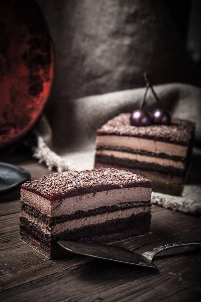 Tarta de cereza casera con decoración de chocolate en un estilo rústico espalda —  Fotos de Stock