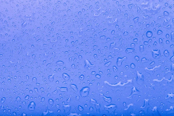 Des gouttes d'eau sur un fond de couleur. Bleu. Concentration sélective. Sha ! — Photo