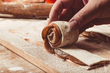 Ateşin üzerinde hamur şeridinde elma dilimleri el sprinkles