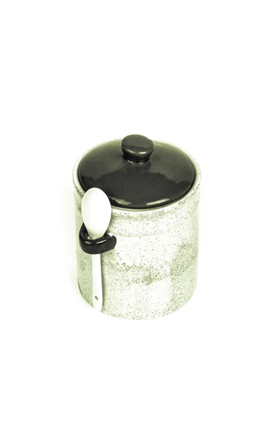 光的陶瓷罐子勺子和白色背景上的盖。自 — 图库照片