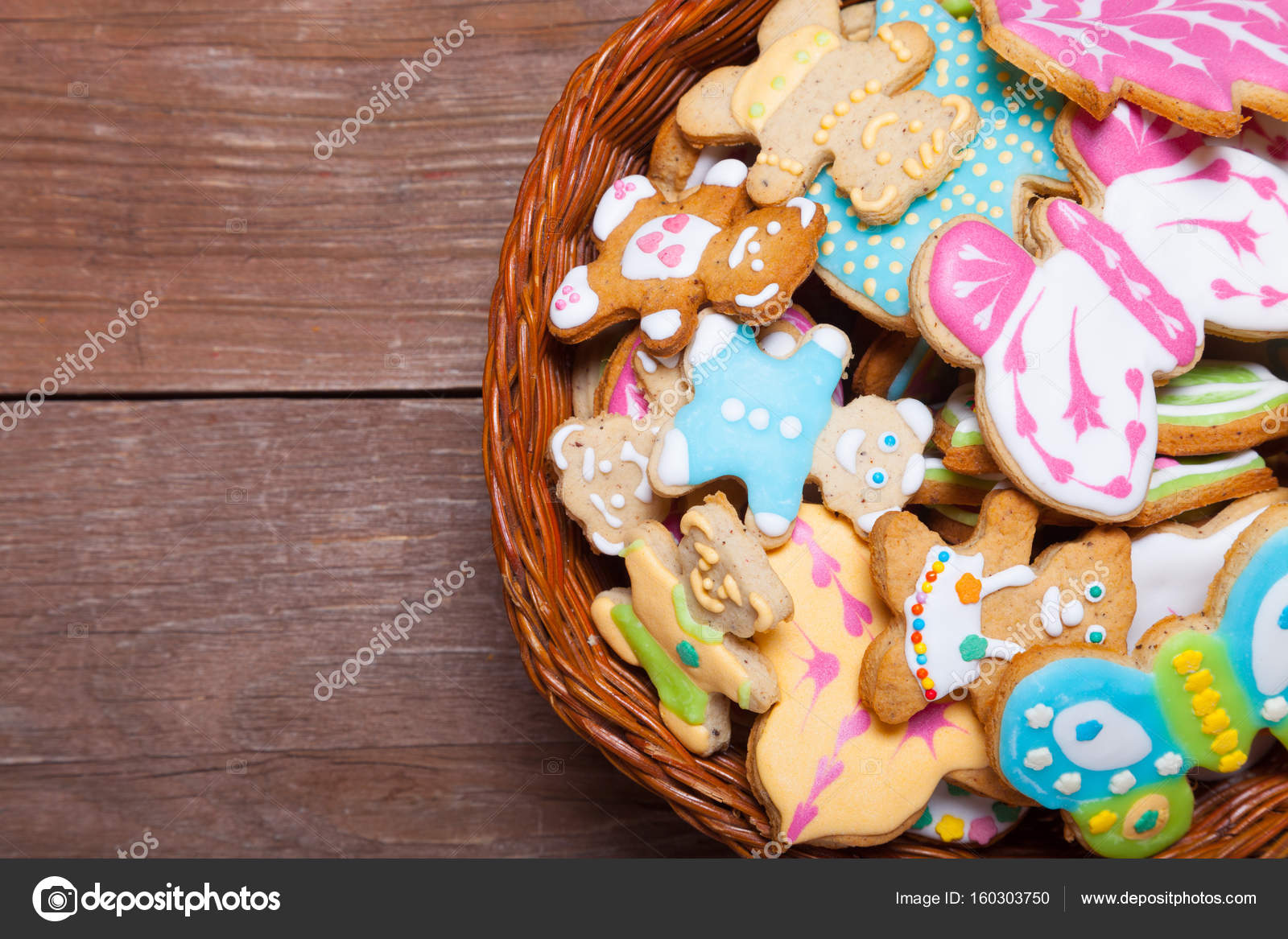 Biscotti fatti in casa di Pan di zenzero con glassa colorate disegni su legno — Foto