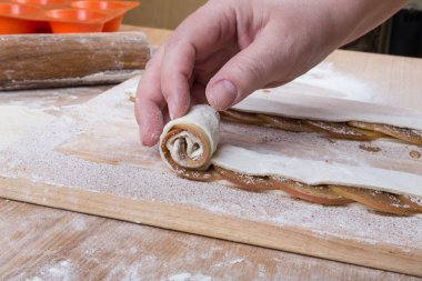 Ateşin üzerinde hamur şeridinde elma dilimleri el sprinkles