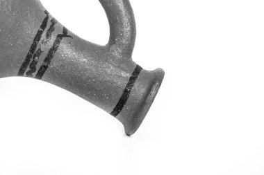 Beyaz bir arka plan üzerinde boş seramik Jaguar. Tonda