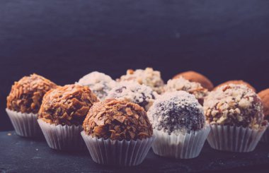 Ev yapımı çikolata truffles farklı türleri kümesi. Seçici