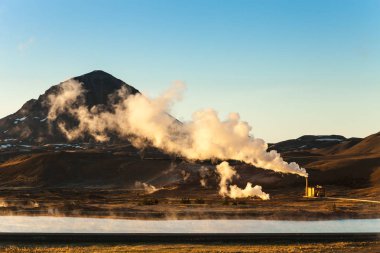 Termal buhar bir göl kıyısında ile borular 