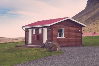 İçel doğuda Fiyordu kıyısında küçük ahşap ev