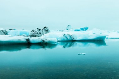 İzlanda'nın Güney buzdağı lagün jokulsarlon. Tonda