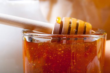 Tatlım pasta eski koyu ahşap masa ve keten malzemeleri 