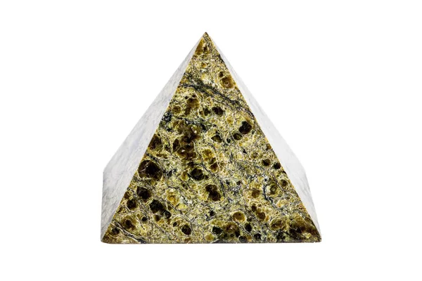 Beyaz bir arka plan üzerinde taş pyramide — Stok fotoğraf
