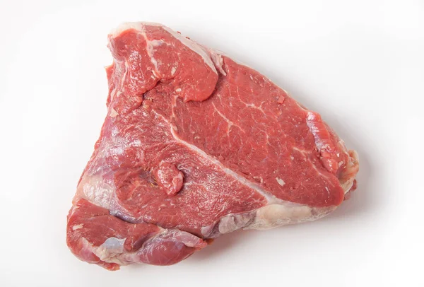 Carne fresca de bovino crua isolada com sombra sobre fundo branco — Fotografia de Stock