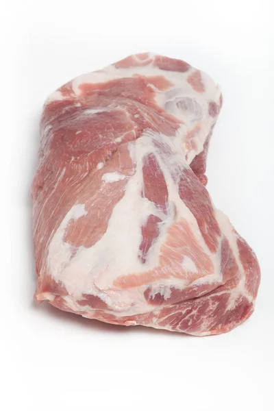 Carne fresca de porco crua isolada com sombra sobre fundo branco — Fotografia de Stock