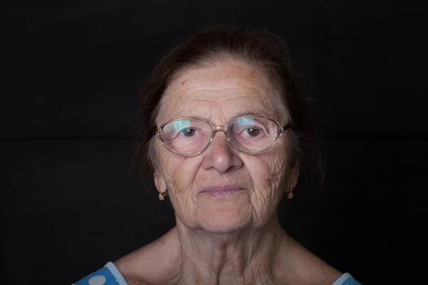 Porträtt av äldre kvinna i ett glas — Stockfoto