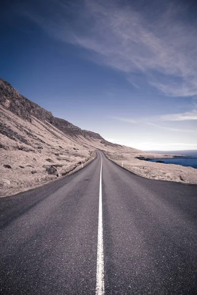 Asphalt road on the shore of the fjord in the east of Iceland. T — Stock Photo, Image