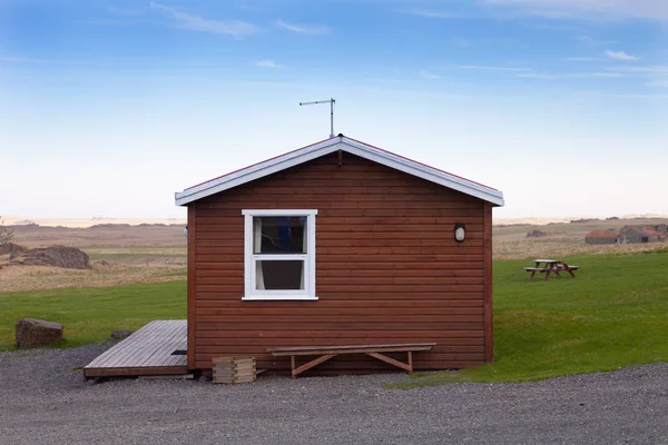 İçel doğuda Fiyordu kıyısında küçük ahşap ev