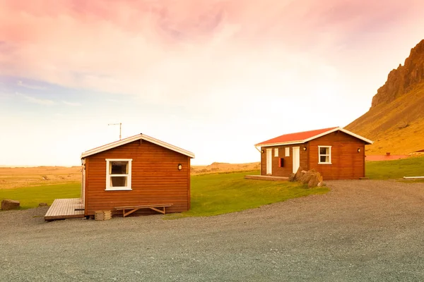 Pequeña casa de madera en la orilla del fiordo en el este de Icel — Foto de Stock