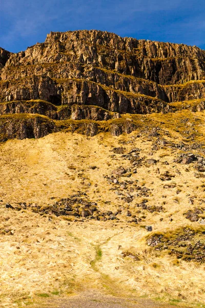Cerro pedregoso en la orilla del fiordo en el este de Islandia —  Fotos de Stock