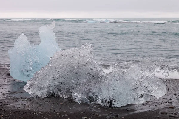 Astillas de hielo de Iceberg laguna jokulsarlon en el mar coas —  Fotos de Stock