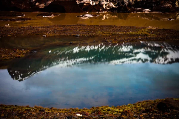 Die steinige felsige menschenleere Landschaft von Island. Reflexion von mou — Stockfoto