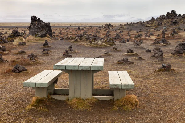 Gammal träbänk på steniga rocky ökenlandskap av Island — Stockfoto