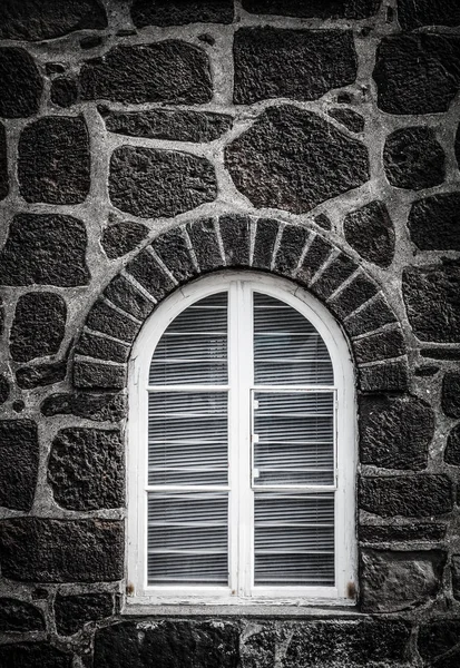 Fenêtre sur le mur de pierres naturelles de l'Islande traditionnelle hous — Photo
