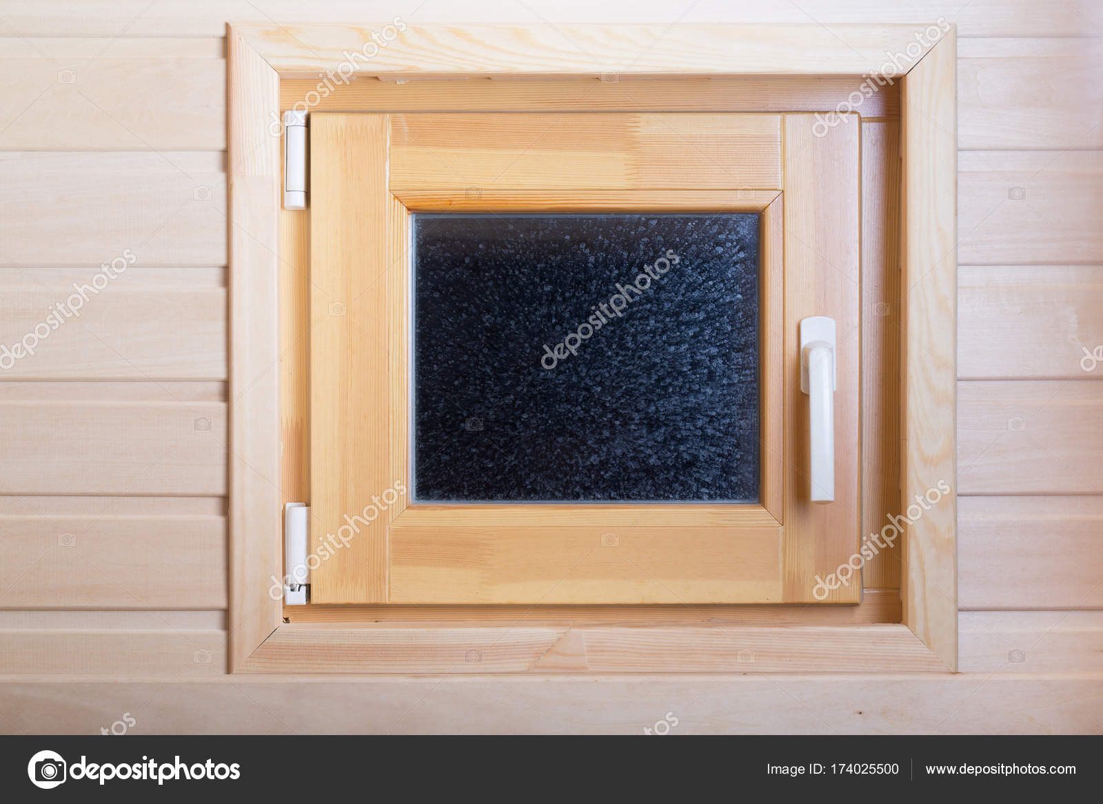 Kleines Fenster auf eine leichte Holzwand in der sauna