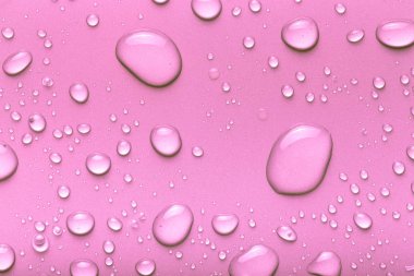 Bir renk arka plan üzerinde Su damlacıkları. Pembe. Tonda