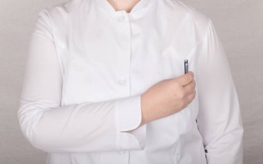 Kadın doktor renkli bir arka planla. Seçici odak