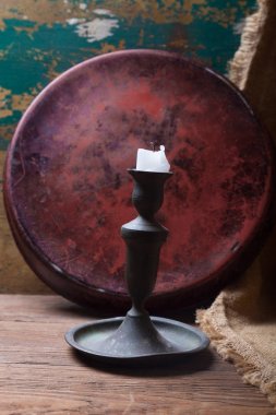 Ahşap arka plan üzerinde eski mum