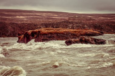 Fırtınalı dağ şelale - güzel parçası o nehirden su