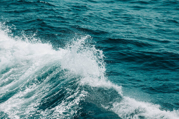 Белый гребень морской волны. Выборочный фокус. Низкая глубина фи
