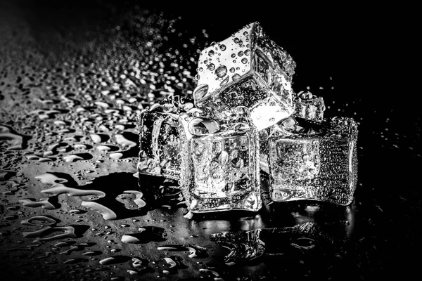 Siyah arka plan üzerine ıslak buz küpleri. Seçici odak. Tonda