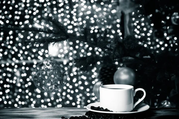 Кофе в чашке на деревянном столе на разряженном фоне — стоковое фото
