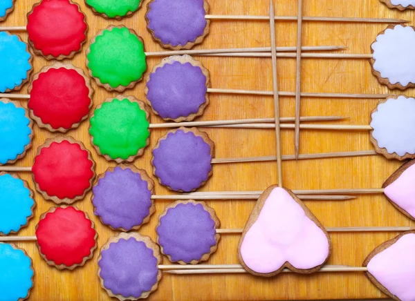 Perník cookie s barevným tmelem na hole na staré woo — Stock fotografie
