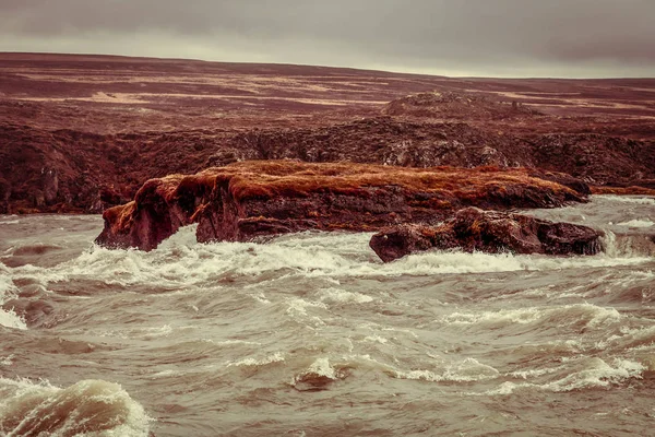 Agua de tormentoso río de montaña de cascada - hermosa parte o —  Fotos de Stock