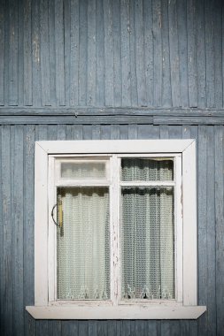 Pencere eski ahşap boyalı duvar ev sahipliği yapmaktadır. Tonda