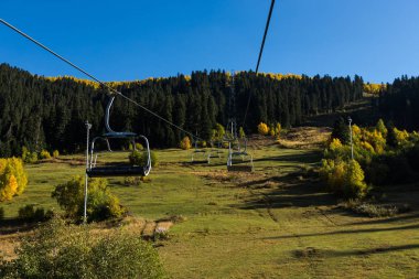 Teleferik ve Svaneti güzel sonbahar dağ manzarası. Geo