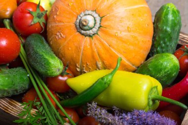 Taze sebze ve otlar doğal arka planı için