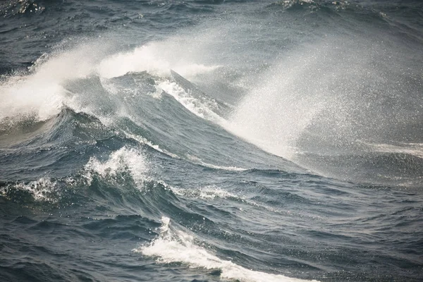 Cresta bianca di un'onda marina. Concentrazione selettiva. Profondità superficiale di fie — Foto Stock