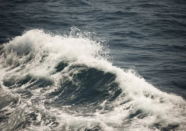 Crête blanche d'une vague de mer. Concentration sélective. Profondeur superficielle de fie — Photo