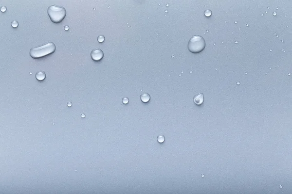 Gotas de agua sobre un fondo de color. Gris — Foto de Stock