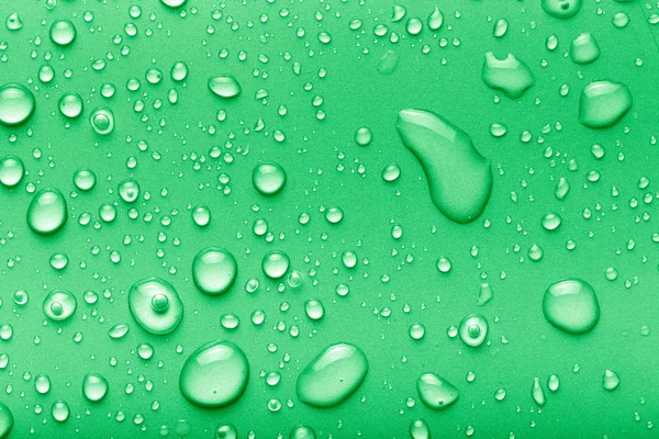 Des gouttes d'eau sur un fond de couleur. Vert. tonique — Photo