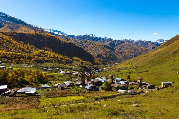 Vue sur le village d'Ushguli dans un beau paysage d'automne w — Photo