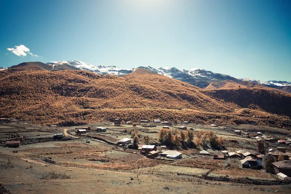 Πολύχρωμο, όμορφο φθινοπωρινό τοπίο στην Svaneti. Γεωργία. Ήπια — Φωτογραφία Αρχείου